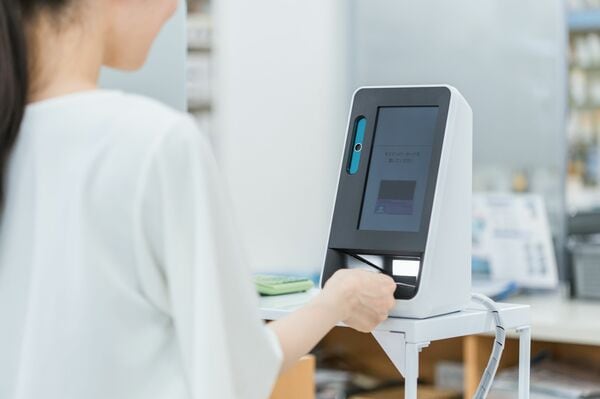 マイナ保険証の活用は日本の医療DXのカギを握る存在(写真:graphica/イメージマート)